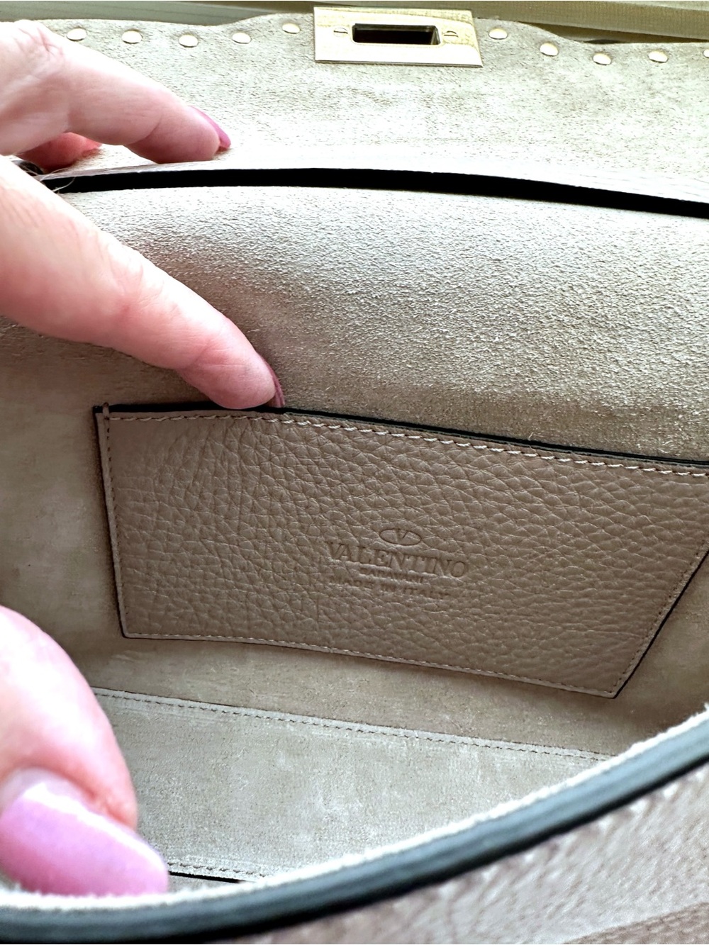 😍Valentino Garavani Rockstud Medium Shoulder Bag. NWT Neutral color - Picture 2 of 7